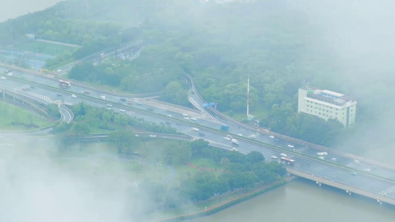 雨季下雨天广州大桥二沙岛通勤交通繁忙高峰期大都市繁华活力无限焕发现代气息绿化公园旁车水马龙车来车往视频素材