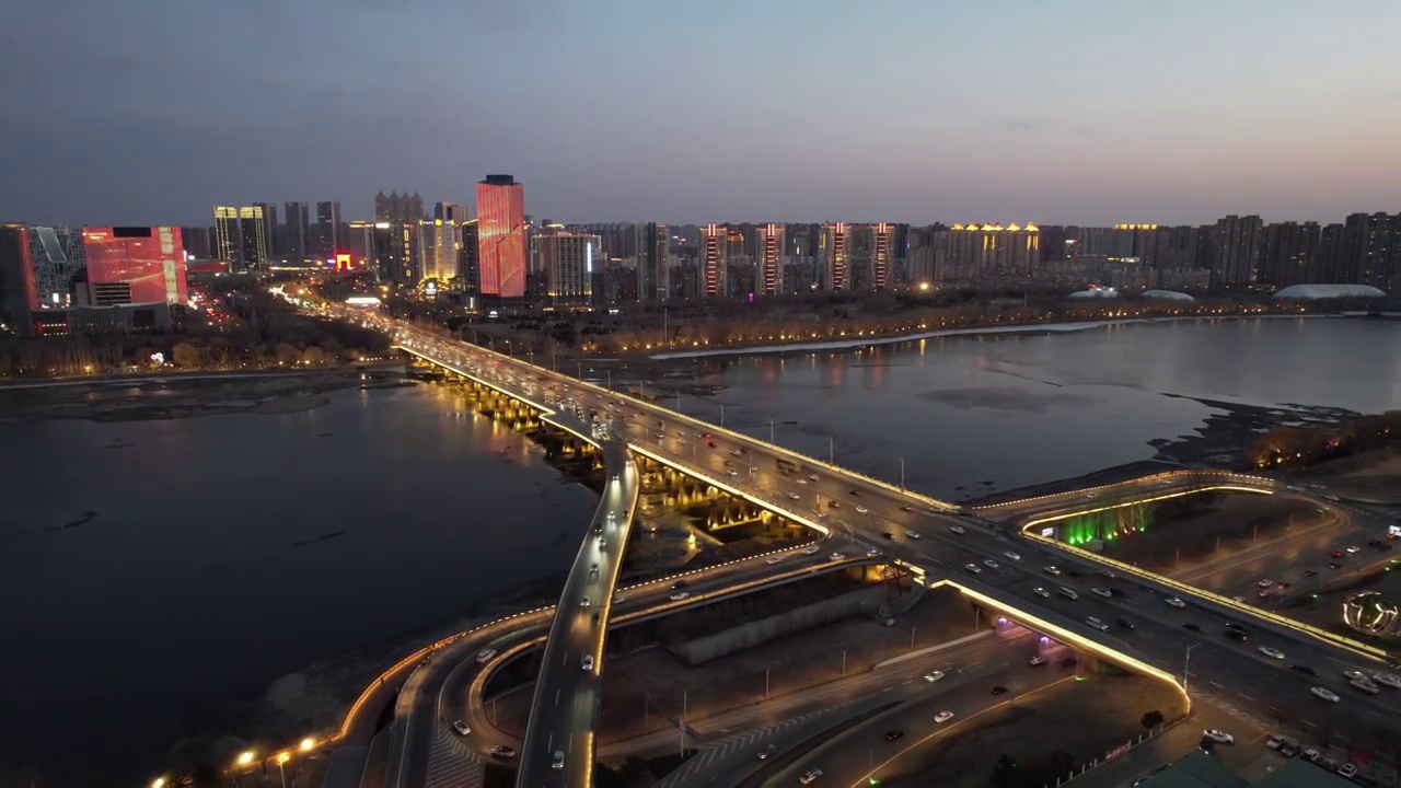 辽宁沈阳浑河大桥城市交通车流夜景航拍风光视频素材