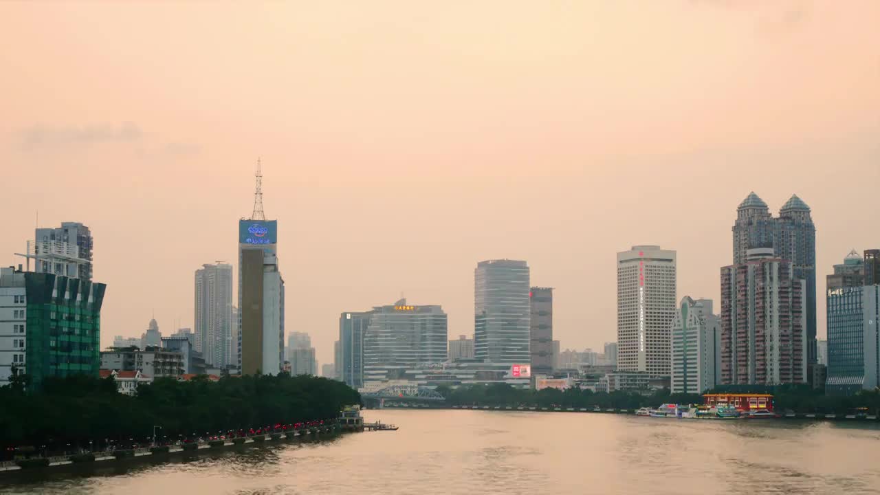 广州珠江傍晚的晚霞倒影醉人黄昏日落美景珠江航道游船来来往往动感之都粤港澳大湾区核心城市亚洲超级大都会视频素材