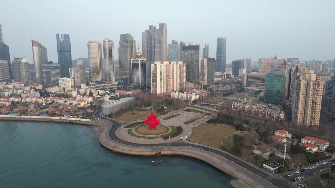 青岛浮山湾五四广场城市天际线航拍视频素材