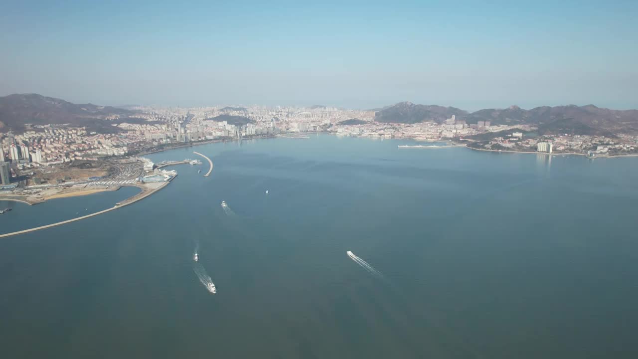 山东威海城市海岸线旅游码头海滨风光航拍视频素材