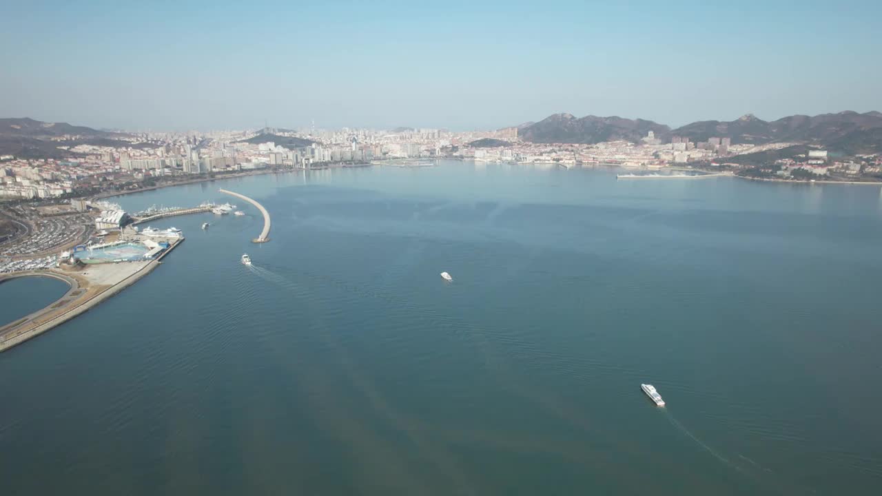 山东威海城市海岸线旅游码头海滨风光航拍视频素材