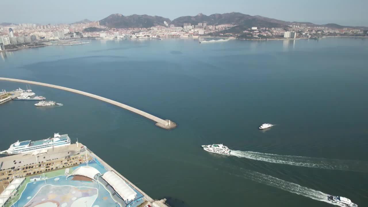 山东威海城市海岸线旅游码头海滨风光航拍视频素材