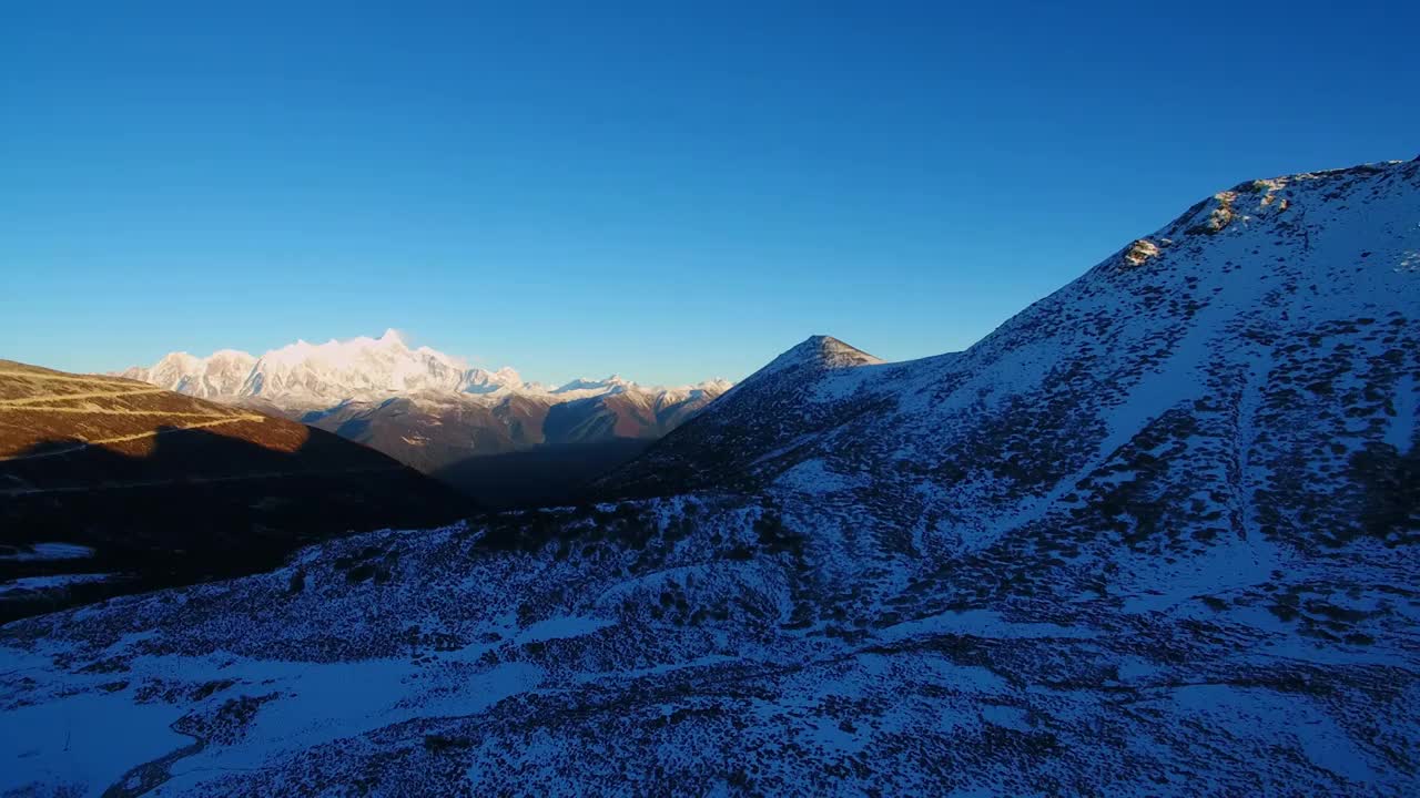 航拍西藏林芝南迦巴瓦峰日照金山雪山落日视频素材