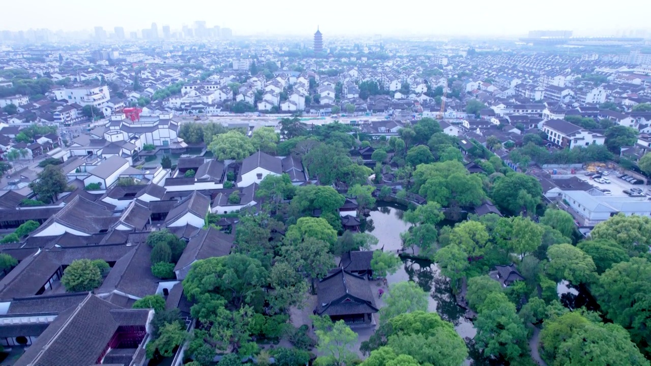 航拍苏州拙政园春天绿树成荫的中轴线全景图视频素材