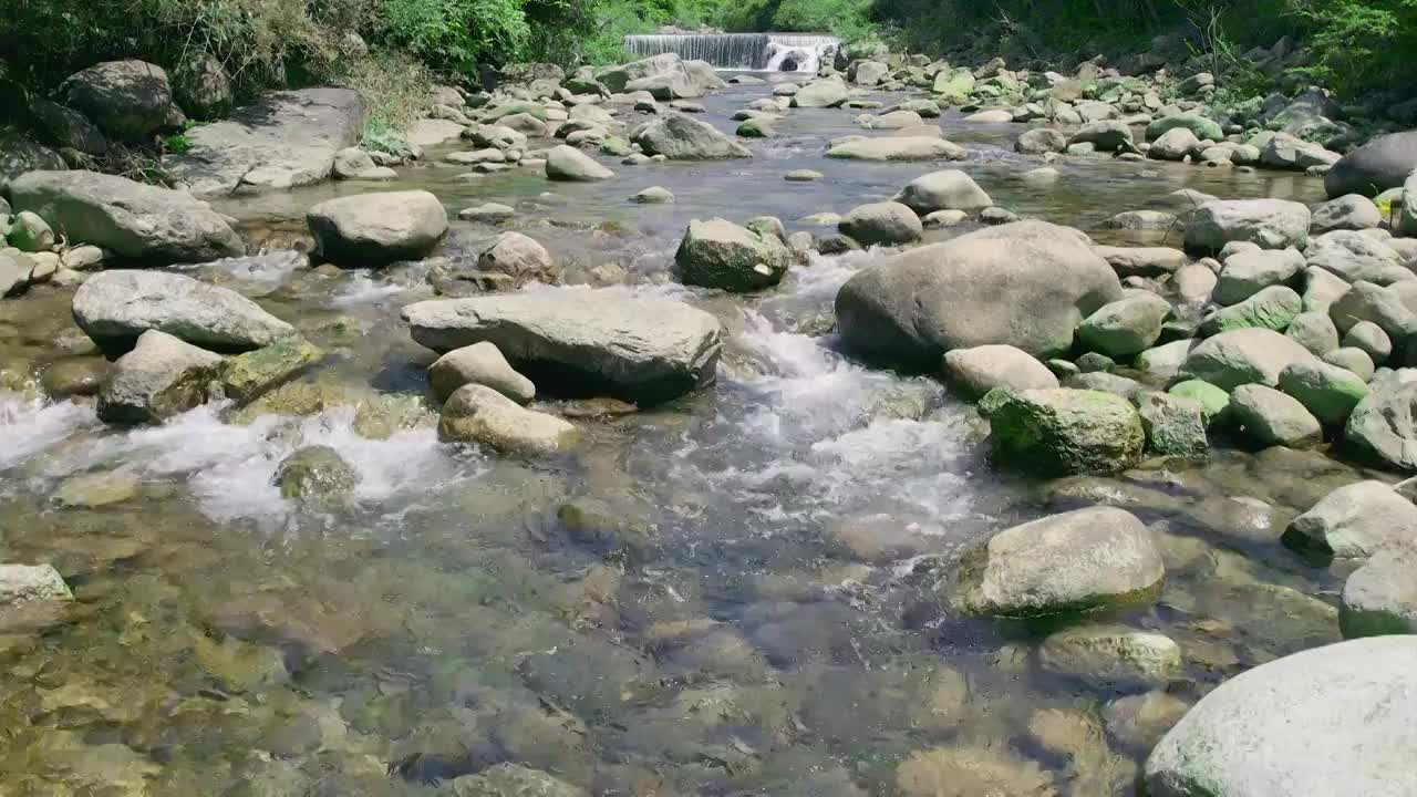 户外石头小溪流水视频视频素材