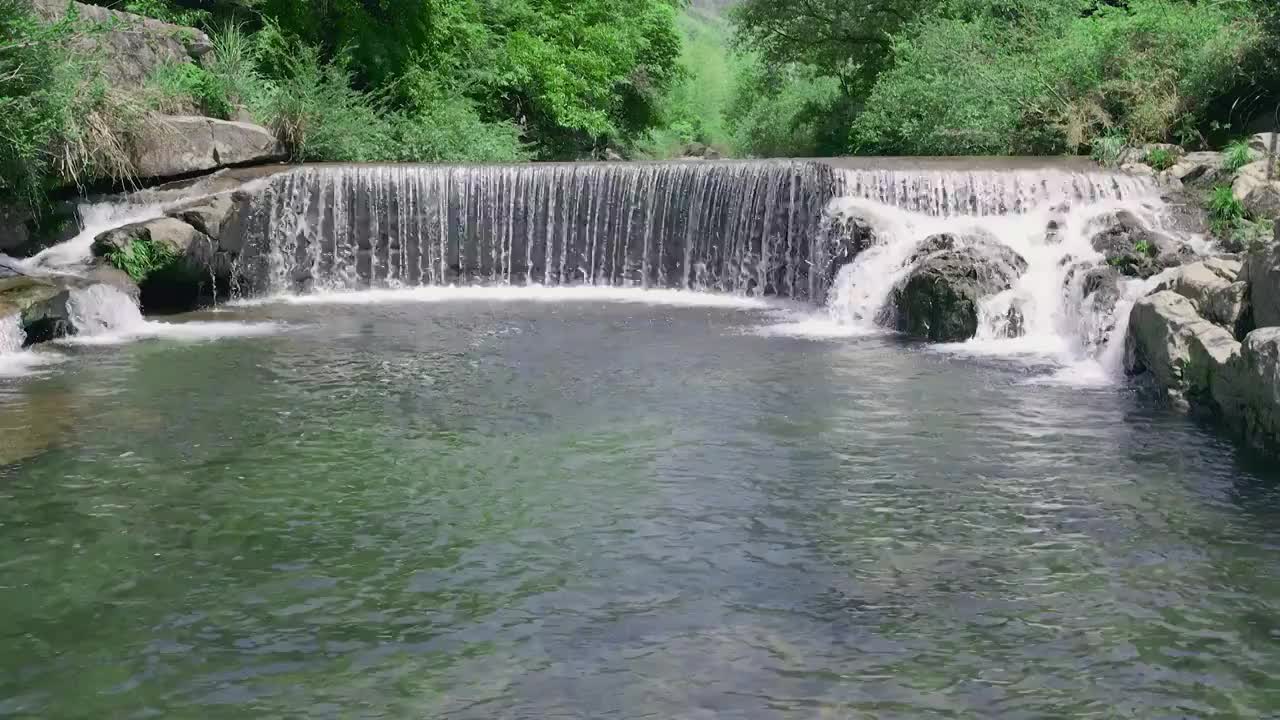 户外瀑布流水慢动作视频视频素材