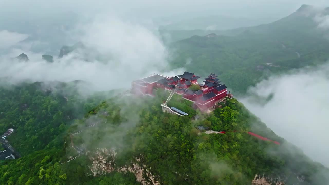 航拍早晨云台山茱萸峰云雾环绕视频素材