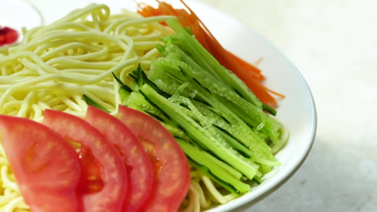 夏天的美食，中式冷面，中式素食凉面特写视频素材