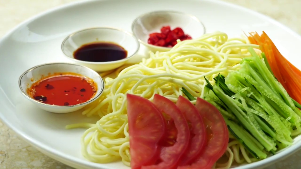 夏天的美食，中式冷面，中式素食凉面特写视频素材