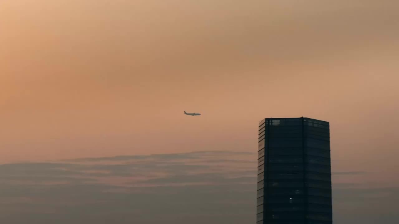 深圳民航客机飞过摩天大楼视频素材