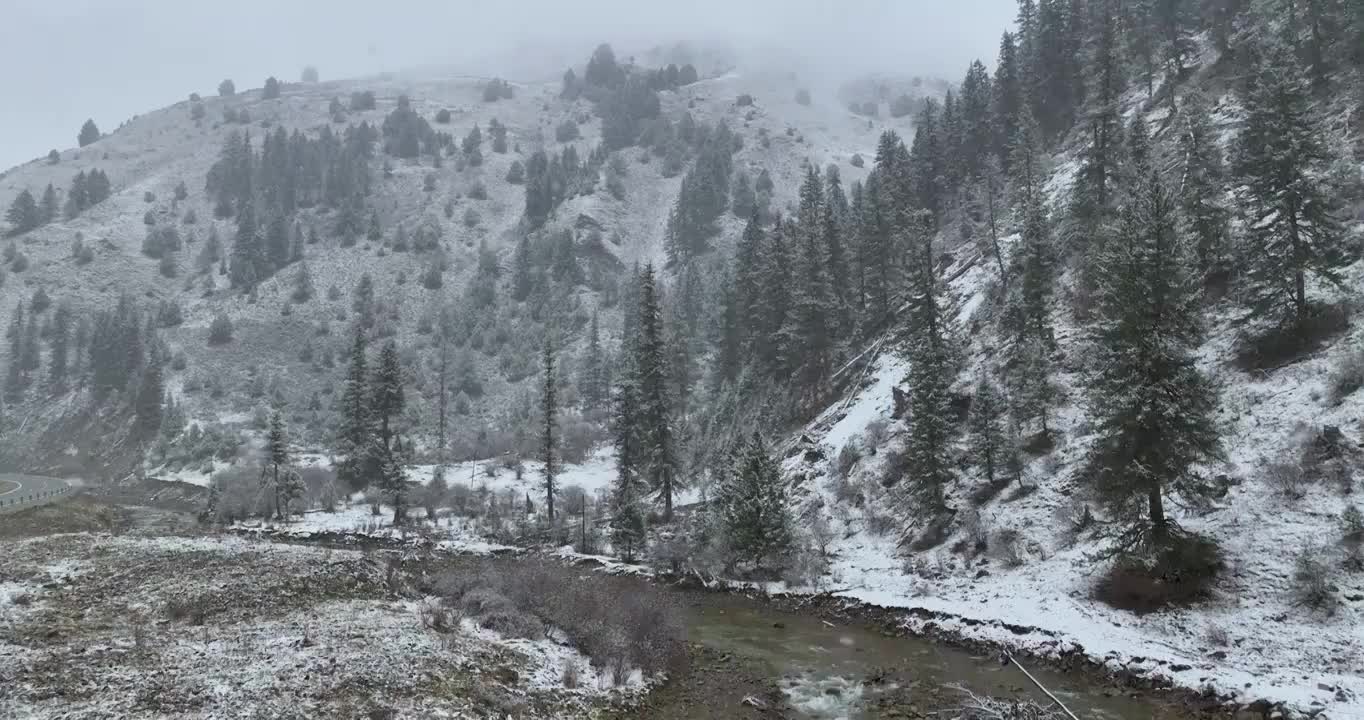 四川甘孜：春雪中的色达山谷视频素材