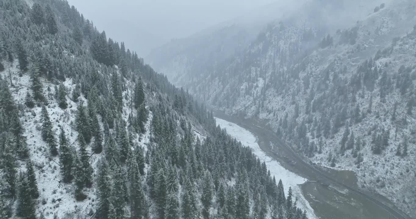 四川甘孜：春雪中的色达山谷视频素材