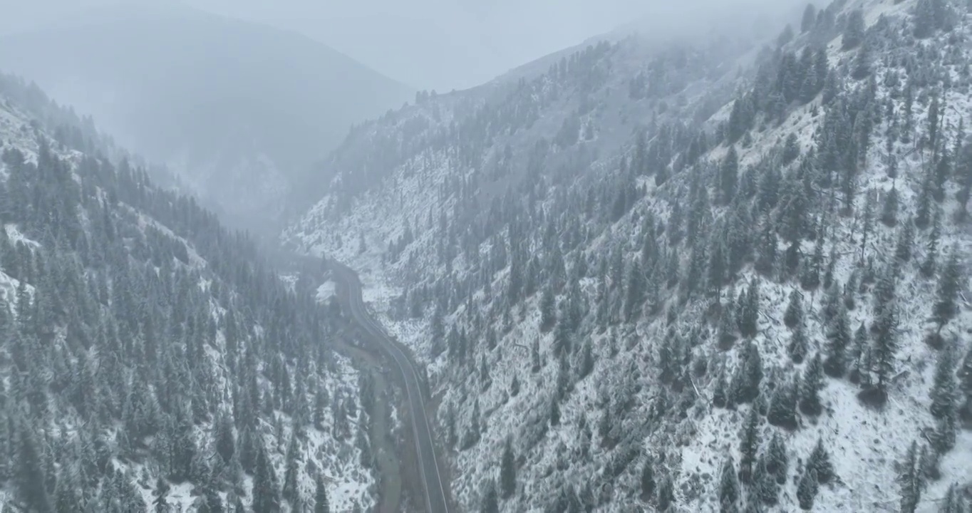 四川甘孜：春雪中的色达山谷视频素材