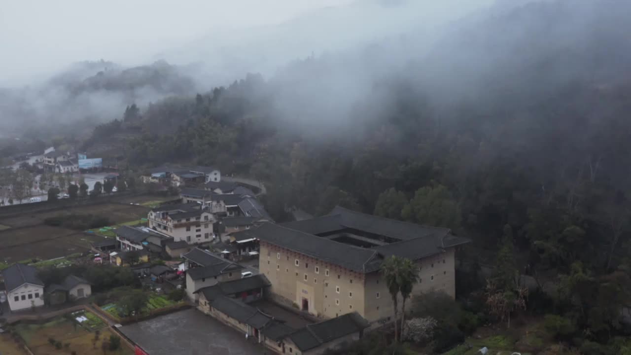 福建土楼，云水谣的土楼，云雾中的土楼，南靖土楼视频素材