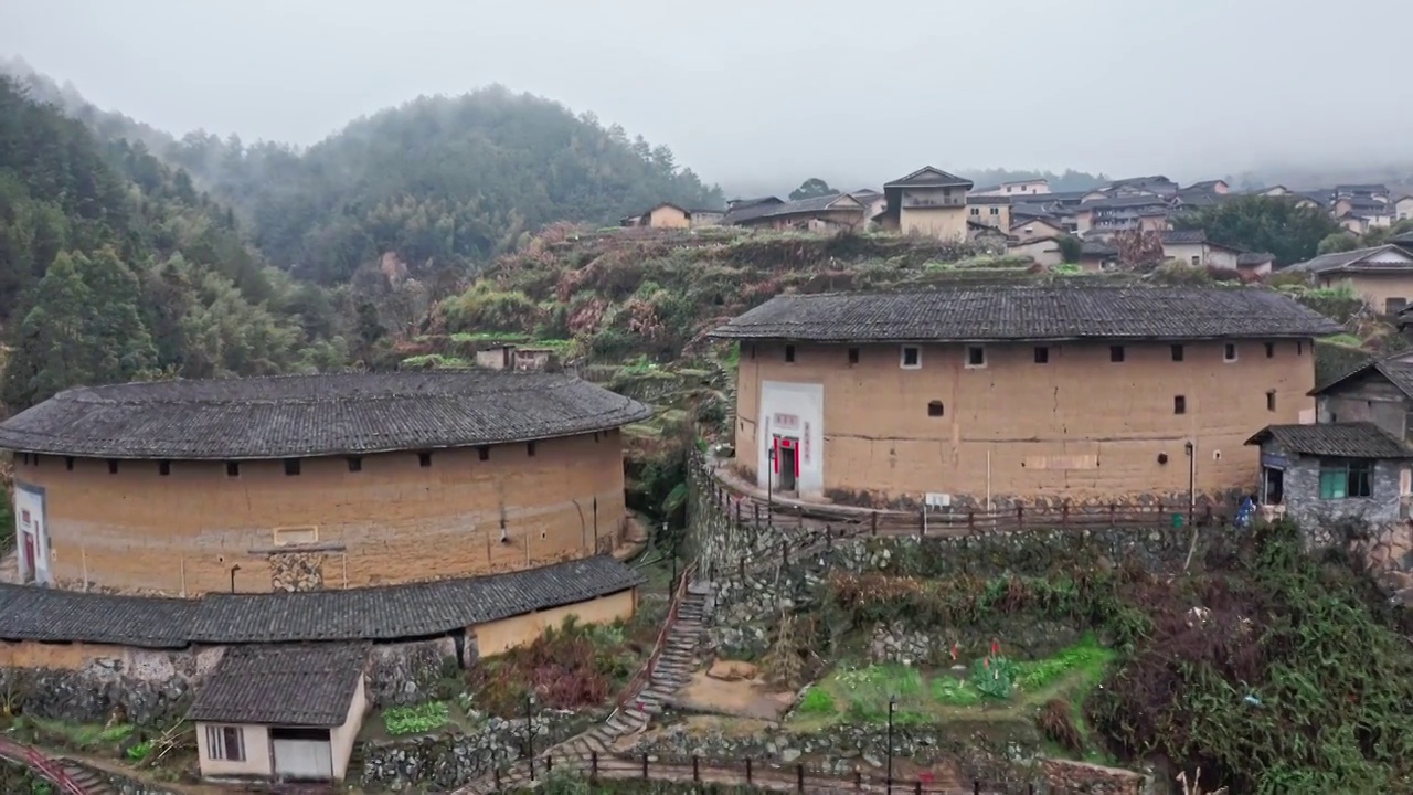 初溪土楼，永定土楼群，福建土楼，航拍视角的土楼群视频素材