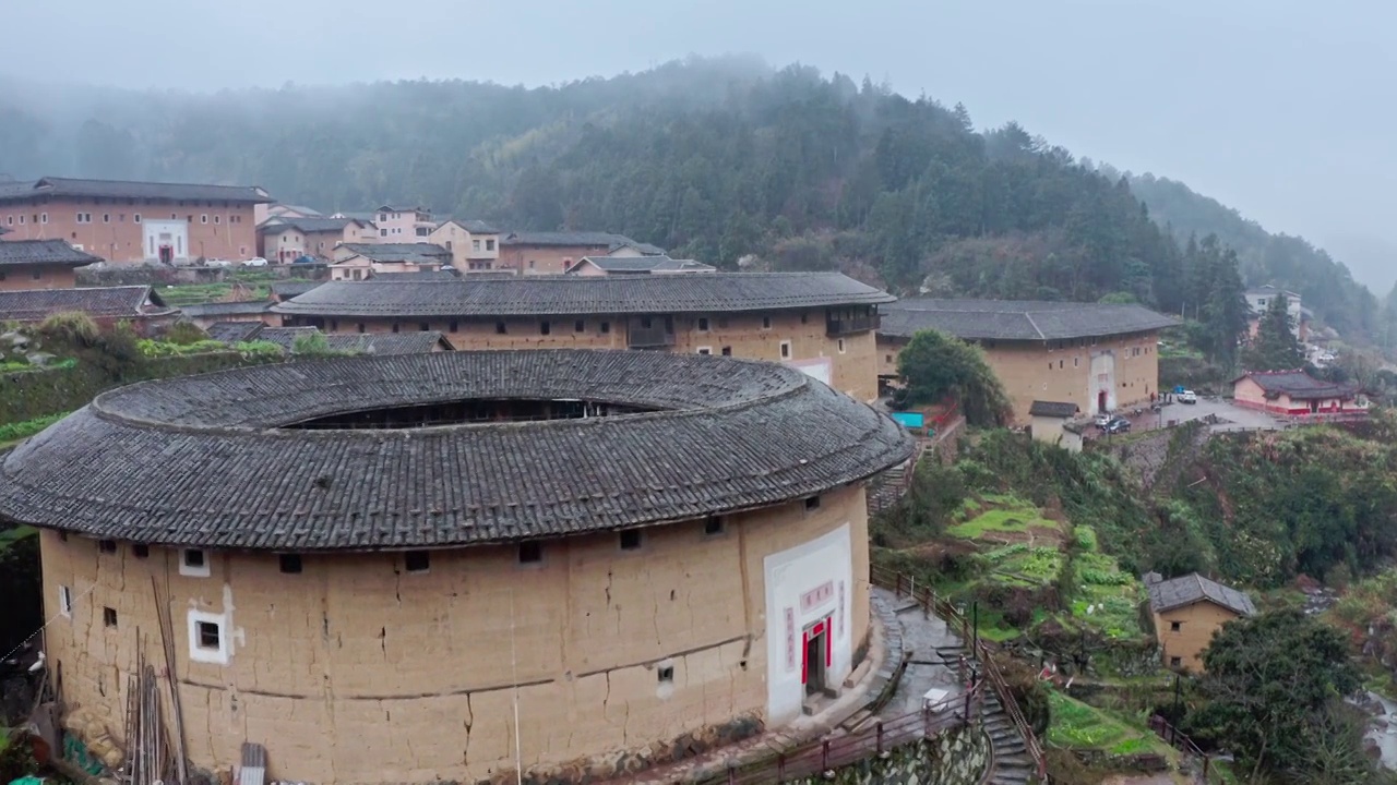 初溪土楼，永定土楼群，福建土楼，航拍视角的土楼群视频素材