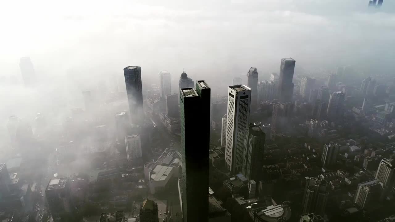 冬天现代城市平流雾景观南京新街口视频素材