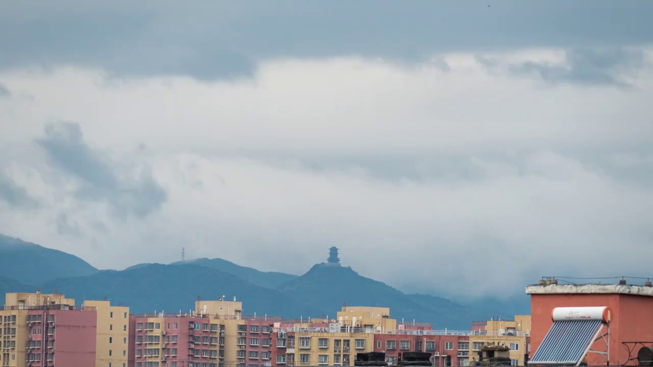 北京雨后西山定都阁云海视频素材