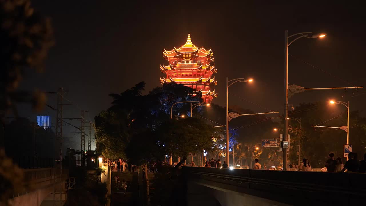 黄鹤楼夜晚的火车人流视频下载