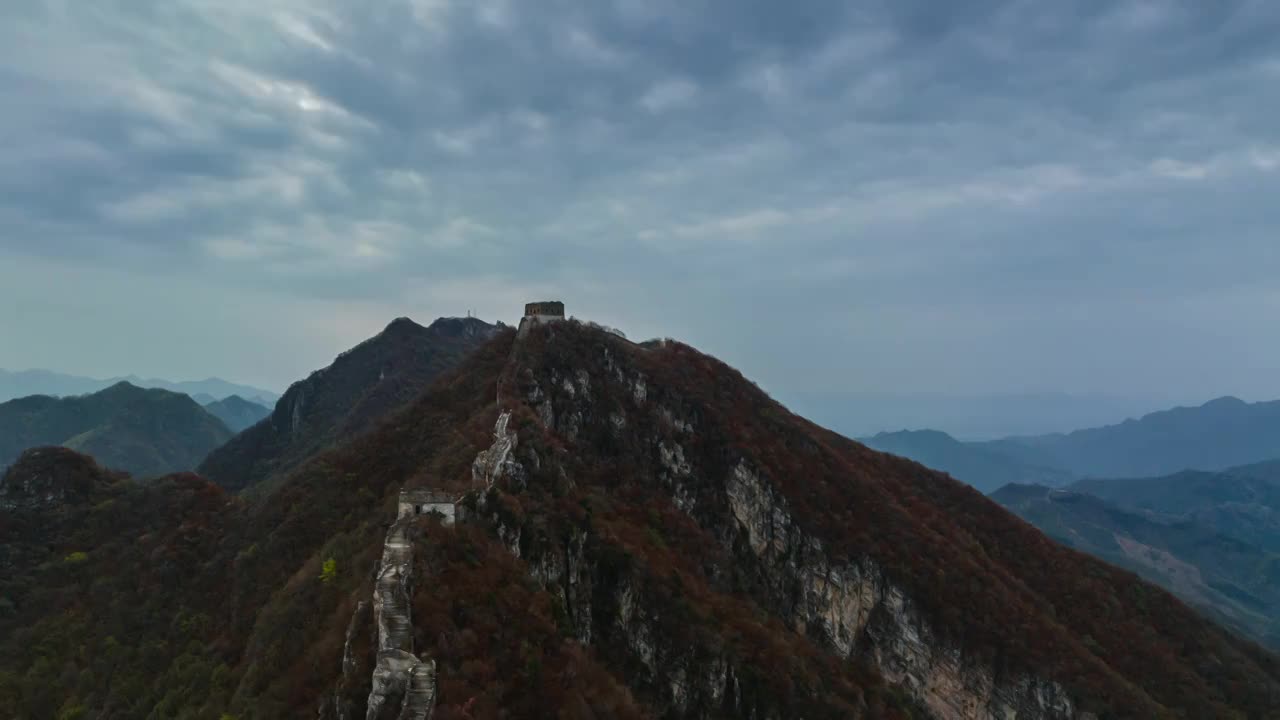 航拍北京怀柔箭扣长城黎明云层延时视频素材