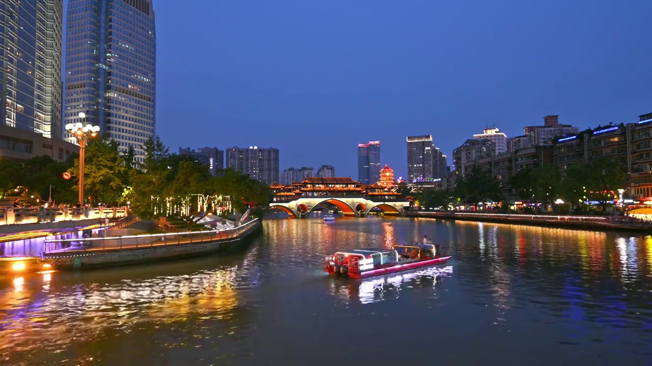 成都锦江区九眼桥安顺廊桥府南河游船夜景实时视频素材