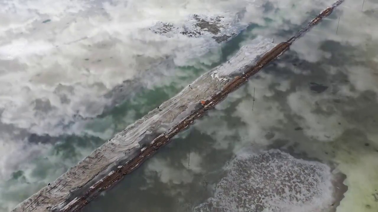 航拍青海茶卡盐湖“天空之境”景区 平静的湖面 小火车视频素材