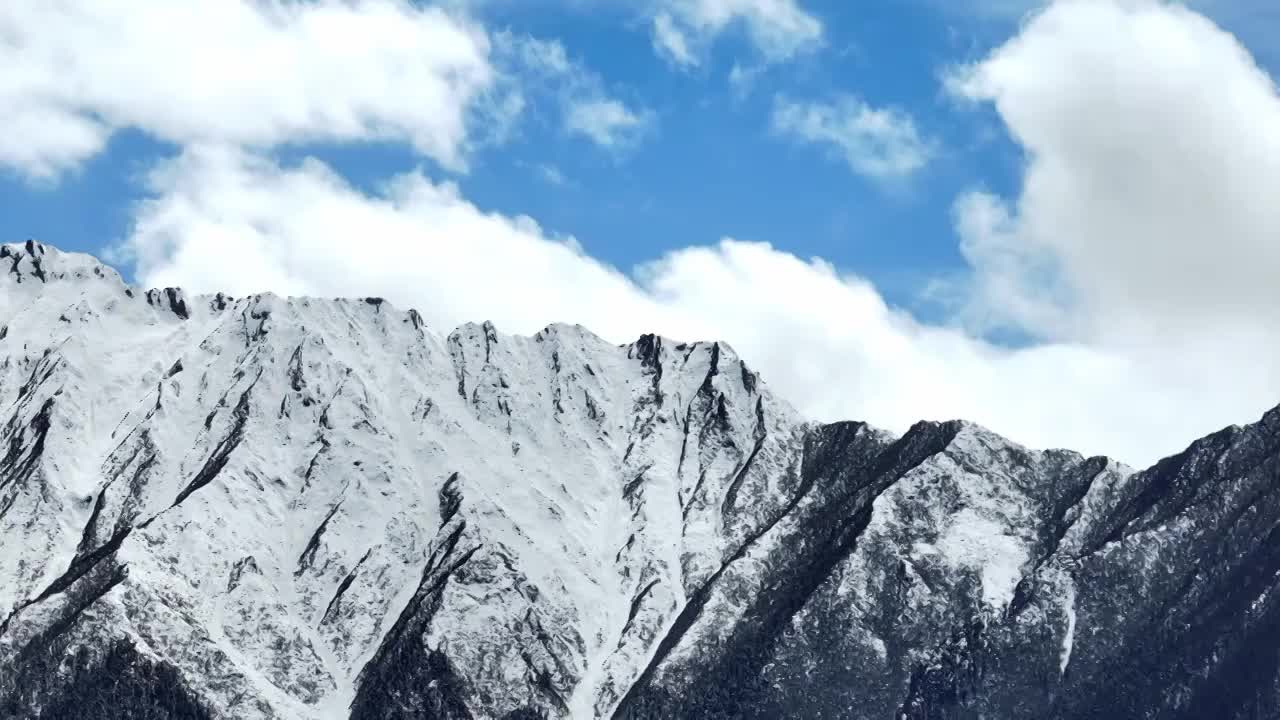 蓝天白云下的西藏林芝雪山风光视频素材