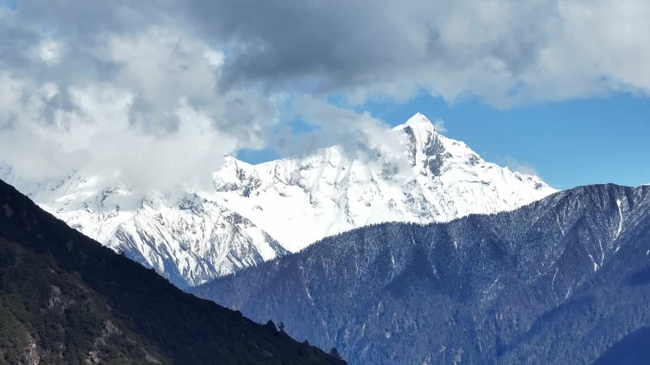 蓝天白云下的西藏林芝雪山风光视频素材