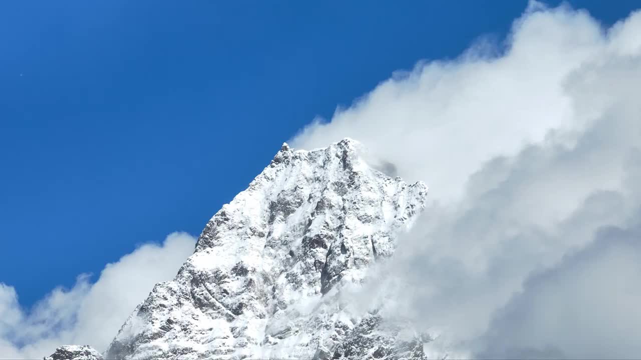 蓝天白云下的西藏林芝雪山风光视频素材