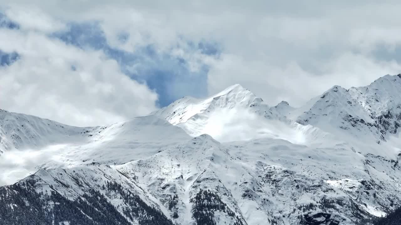 蓝天白云下的西藏林芝雪山风光视频素材