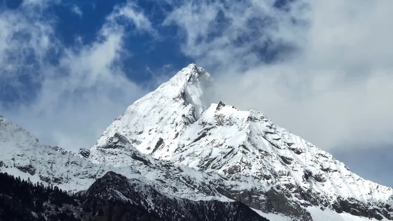 蓝天白云下的西藏林芝雪山风光视频素材