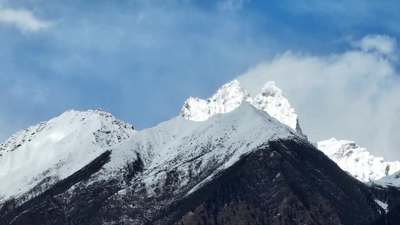 蓝天白云下的西藏林芝雪山风光视频素材