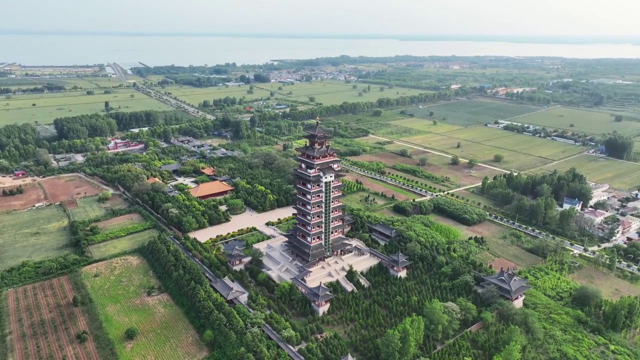 航拍山东济宁微山湖旅游区地标古建筑望湖楼视频素材