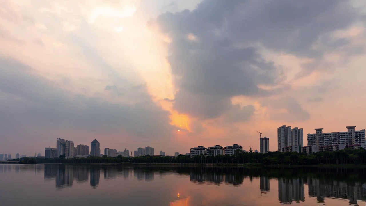 南湖雾霾中的日落视频素材