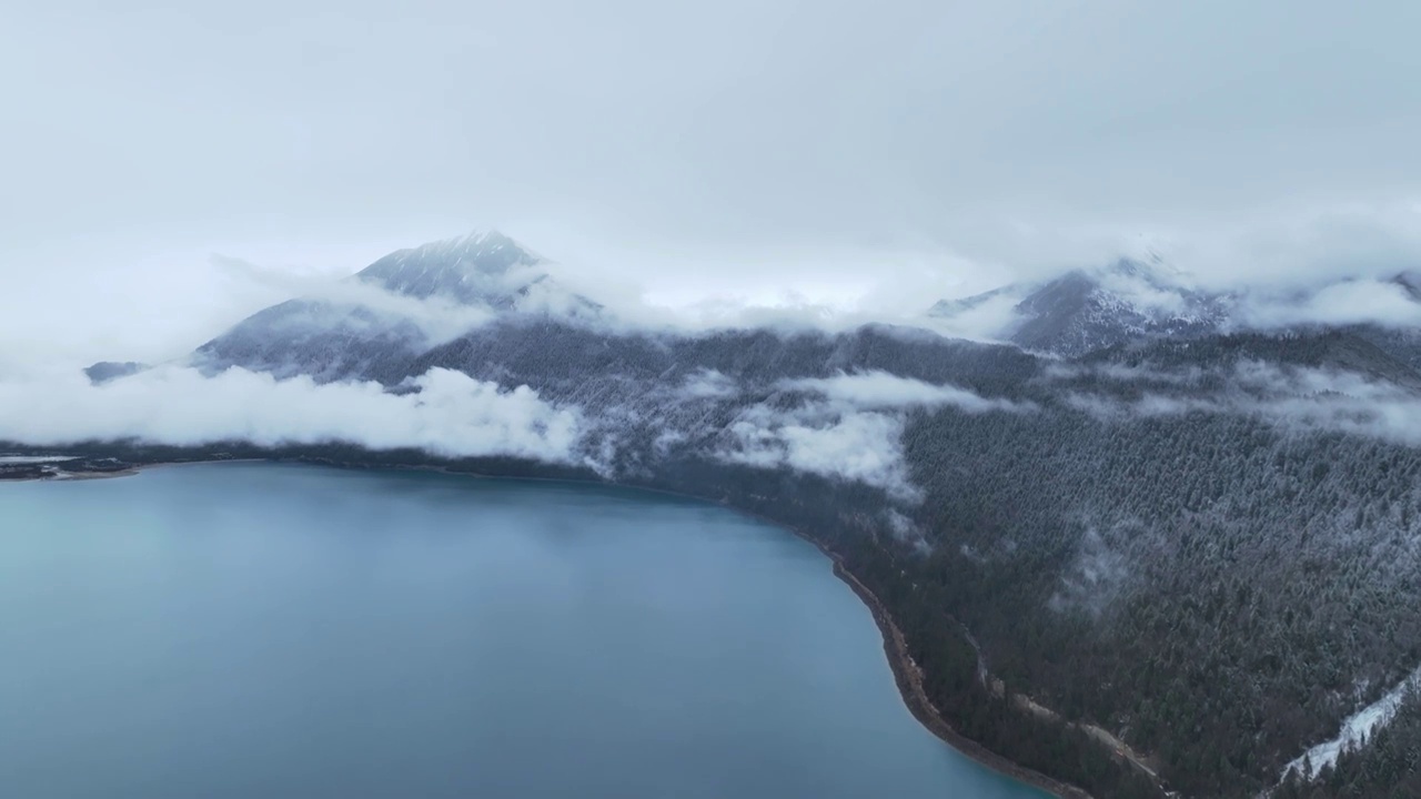 中国西藏林芝巴松措雪山湖泊自然风光视频素材