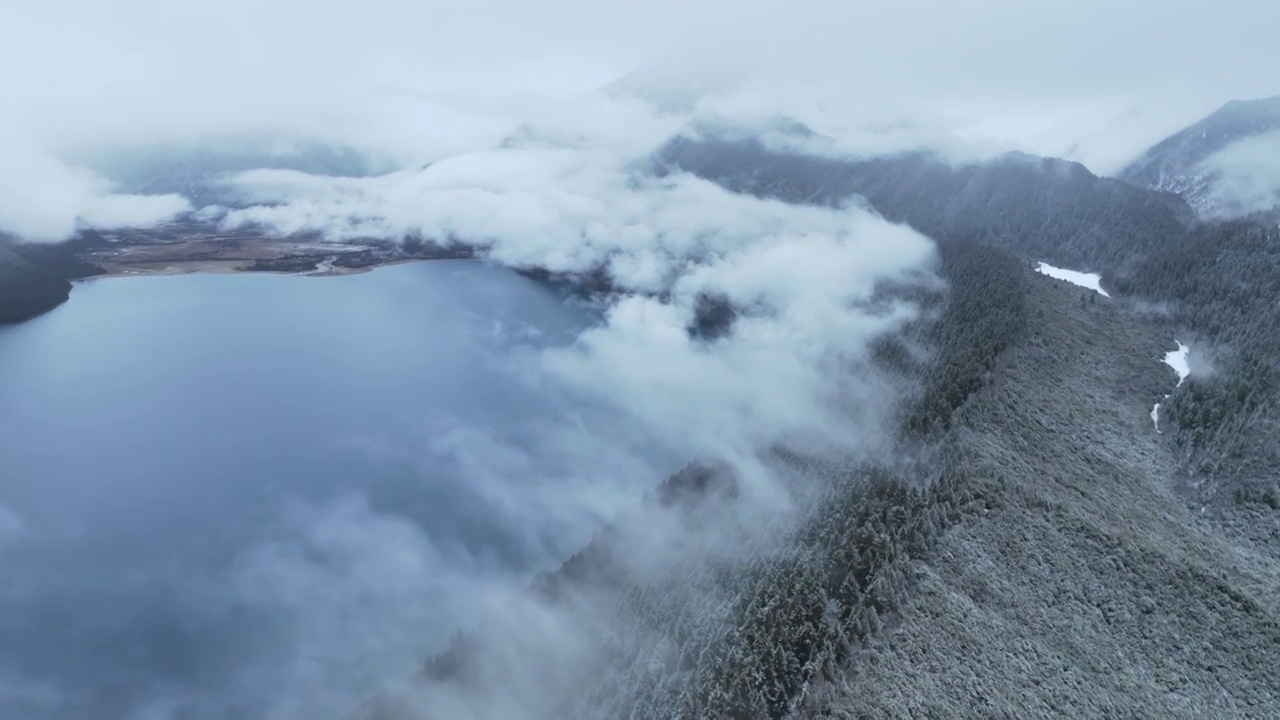 中国西藏林芝巴松措雪山湖泊自然风光视频素材