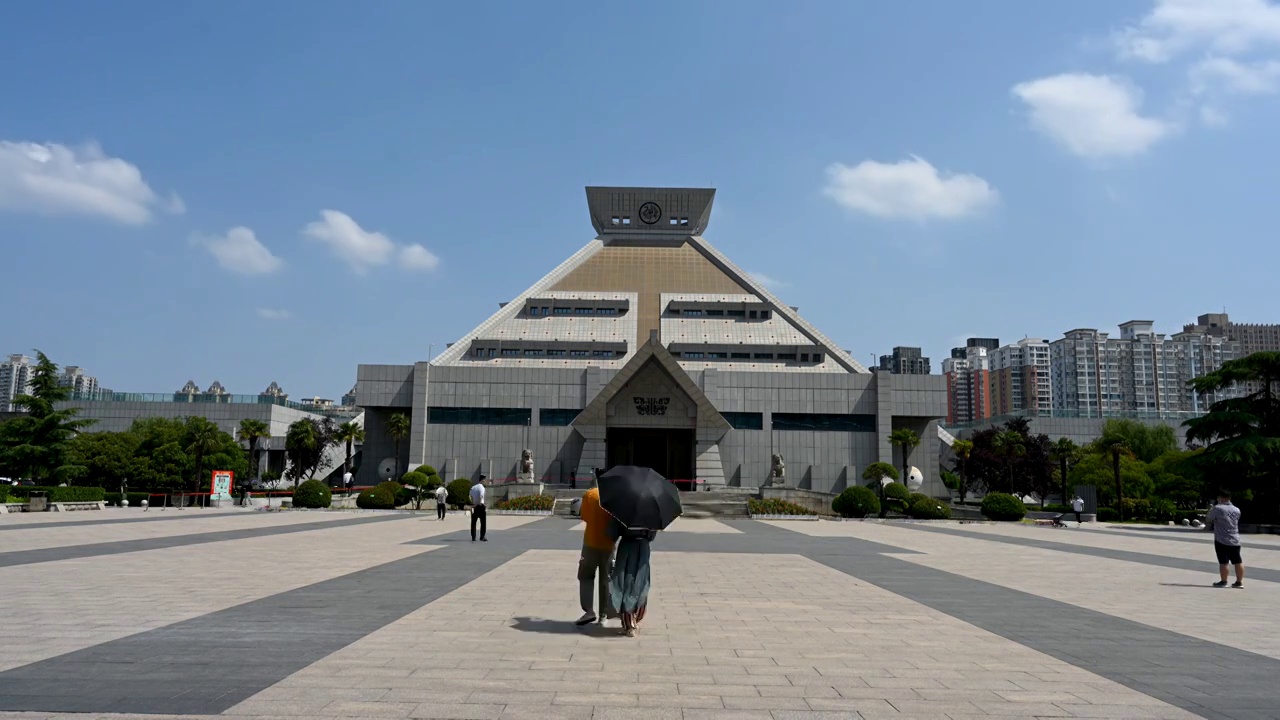 中国河南省郑州市河南博物院夏季延时风光视频素材