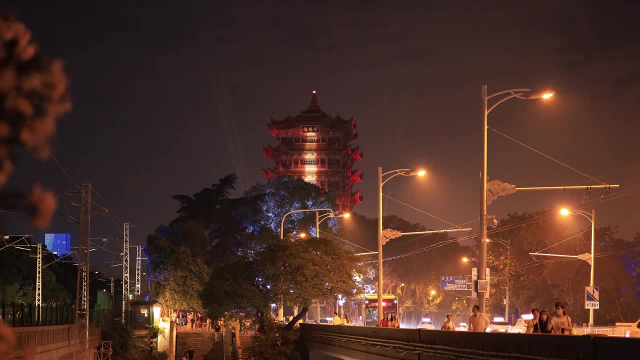 黄鹤楼夜晚散步的人群视频素材