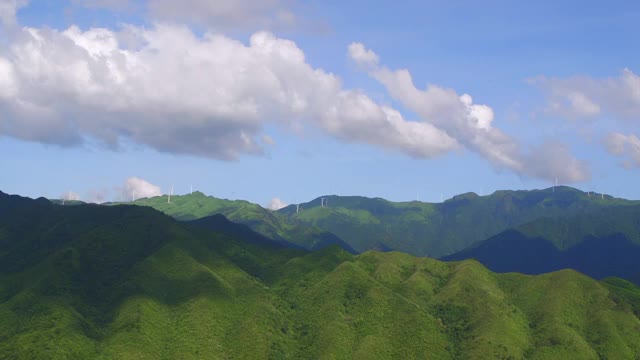 丛山峻岭上的风云变幻视频素材