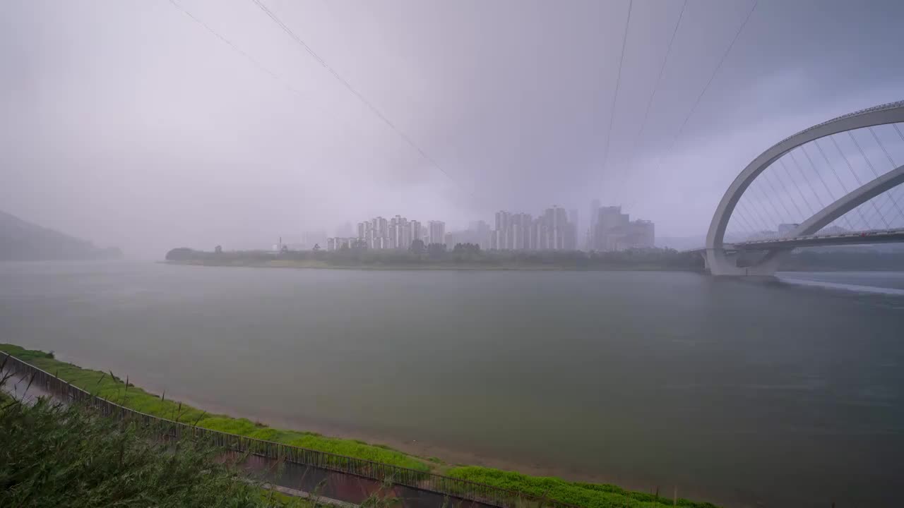 南宁大桥雨中即景视频素材