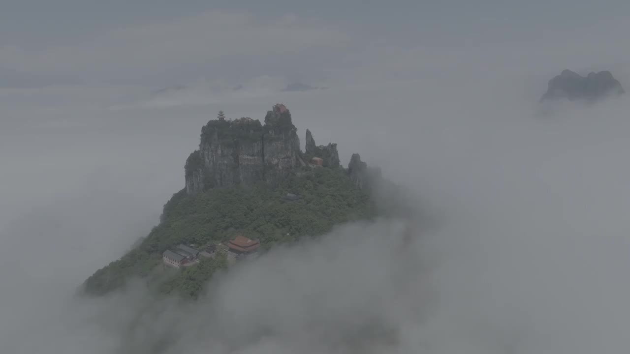 大雾中的天柱山视频素材