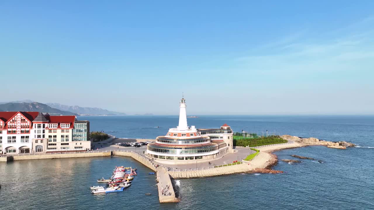 航拍山东青岛旅游地标灯塔海景视频素材