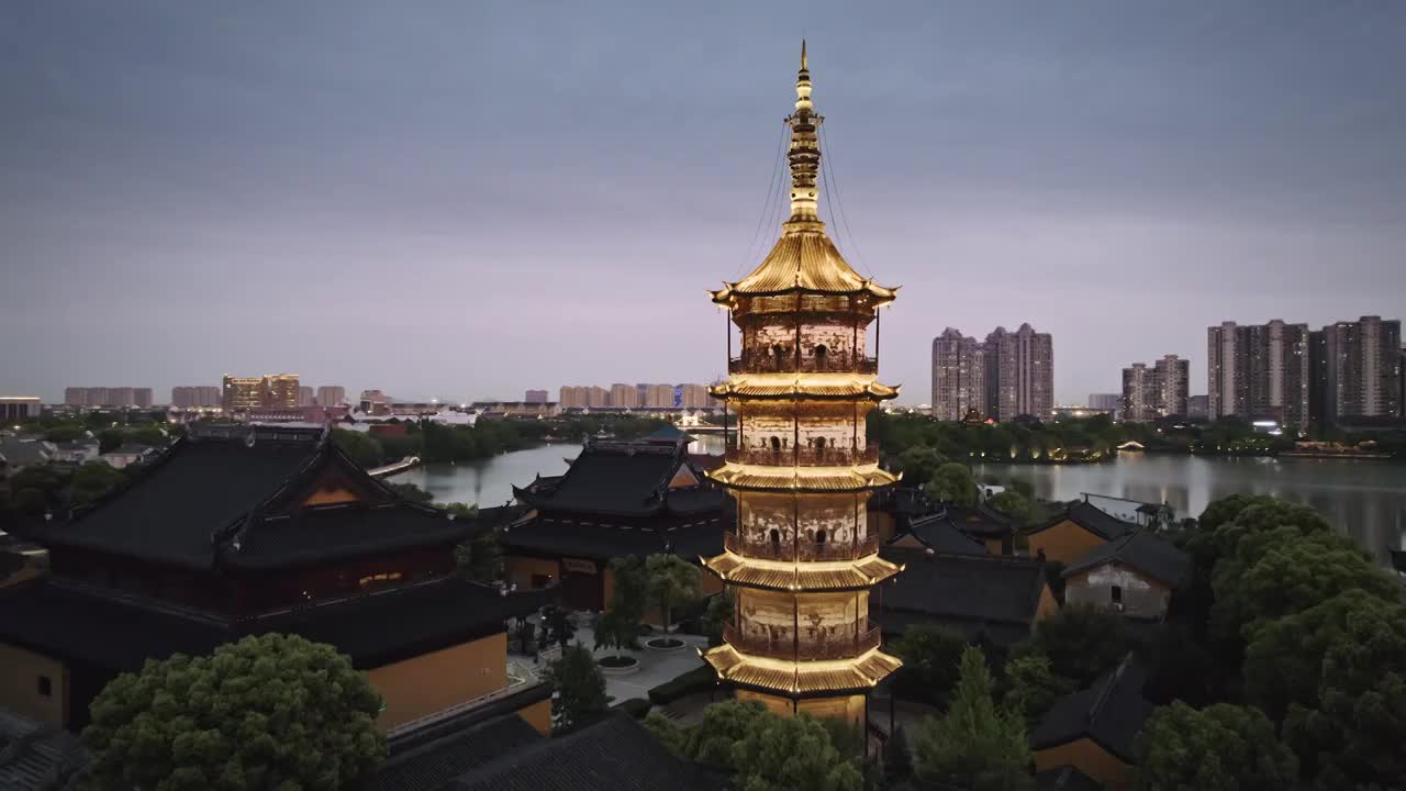 航拍平湖报本禅寺报本塔夜景视频素材