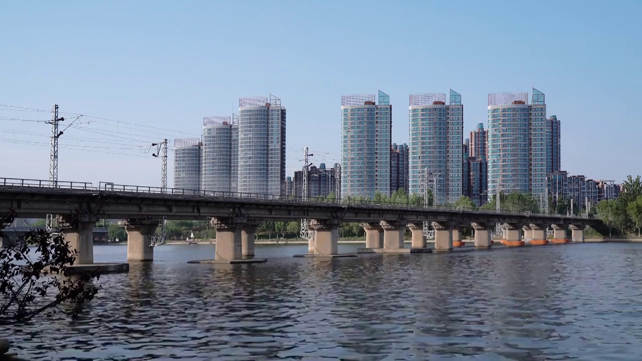 行驶中的高铁列车中国铁路和谐号铁路高架旅游旅行轨道通勤速度旅途视频素材