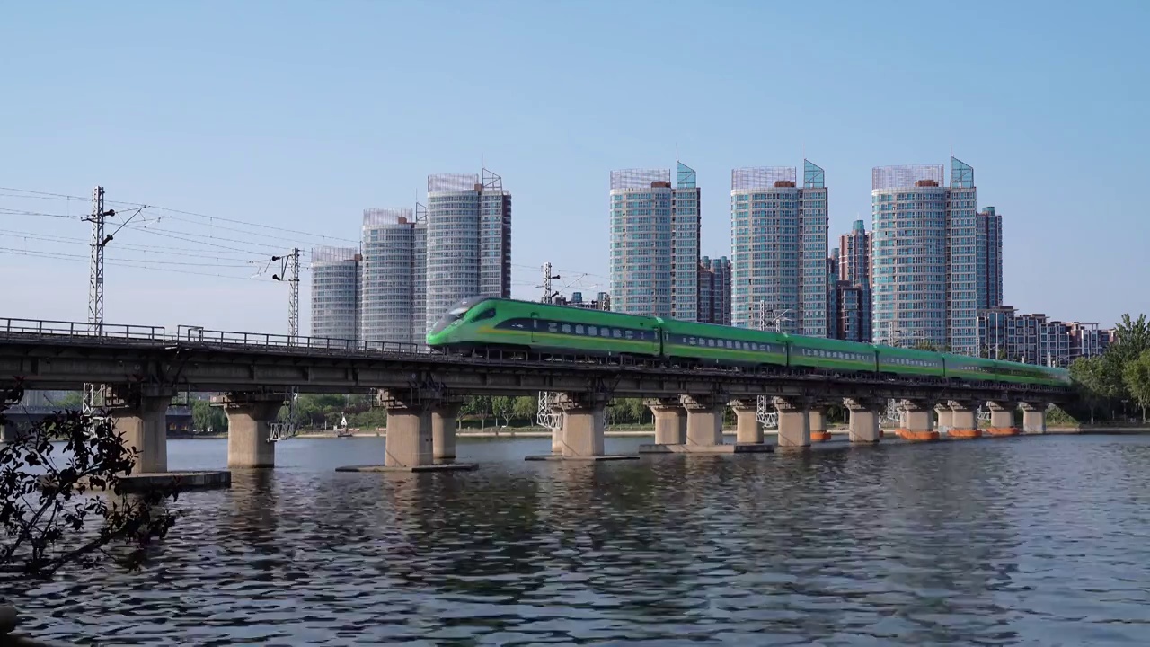 行驶中的高铁列车中国铁路和谐号铁路高架旅游旅行轨道通勤速度旅途视频素材