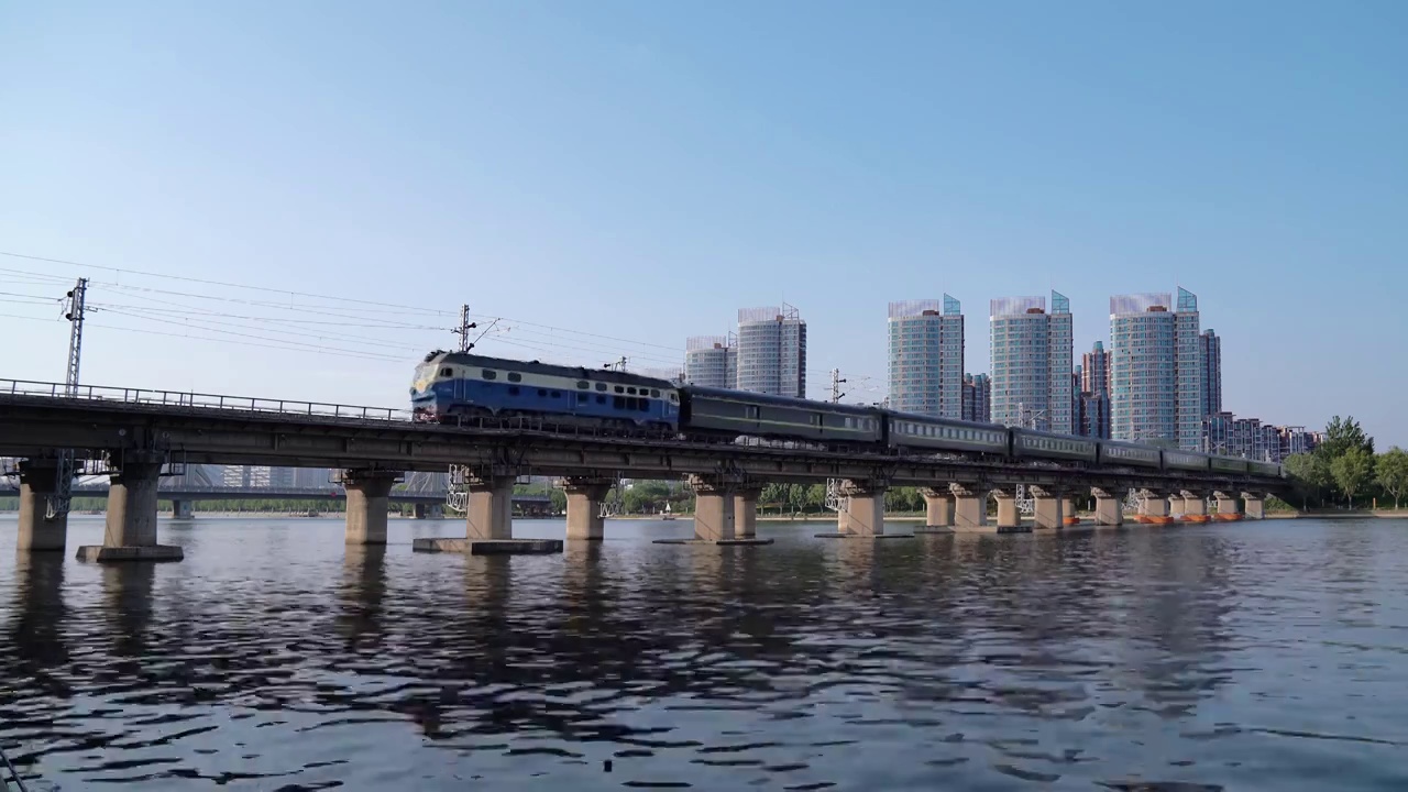 行驶中的高铁列车中国铁路和谐号铁路高架旅游旅行轨道通勤速度旅途视频素材