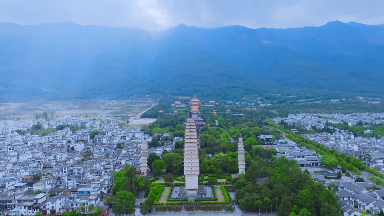 大理地标古建筑大理三塔白塔风景航拍视频素材