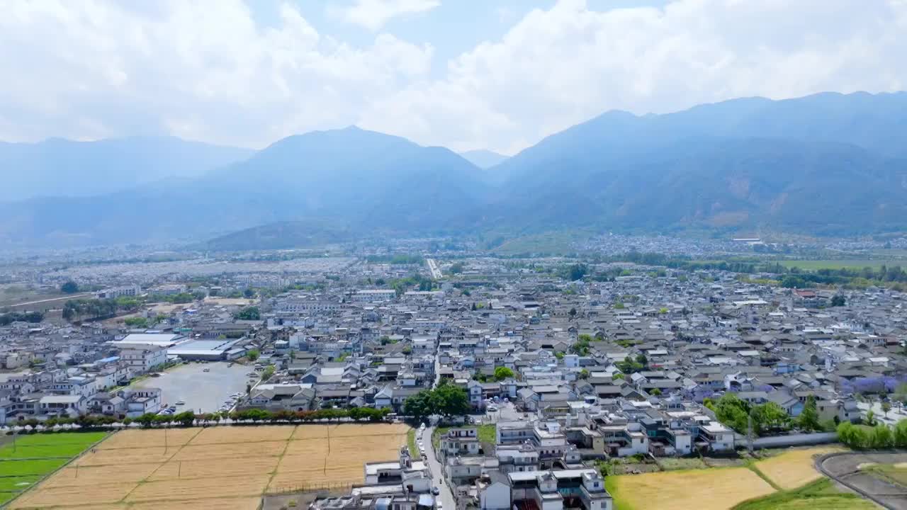 大理地标古建筑群苍山下洱海边喜洲古镇航拍视频素材