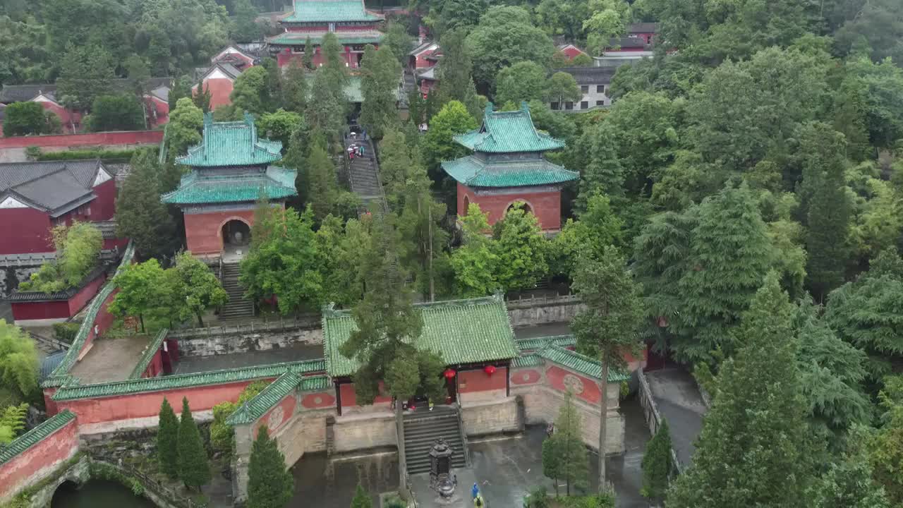 雨中的武当山紫霄宫视频素材